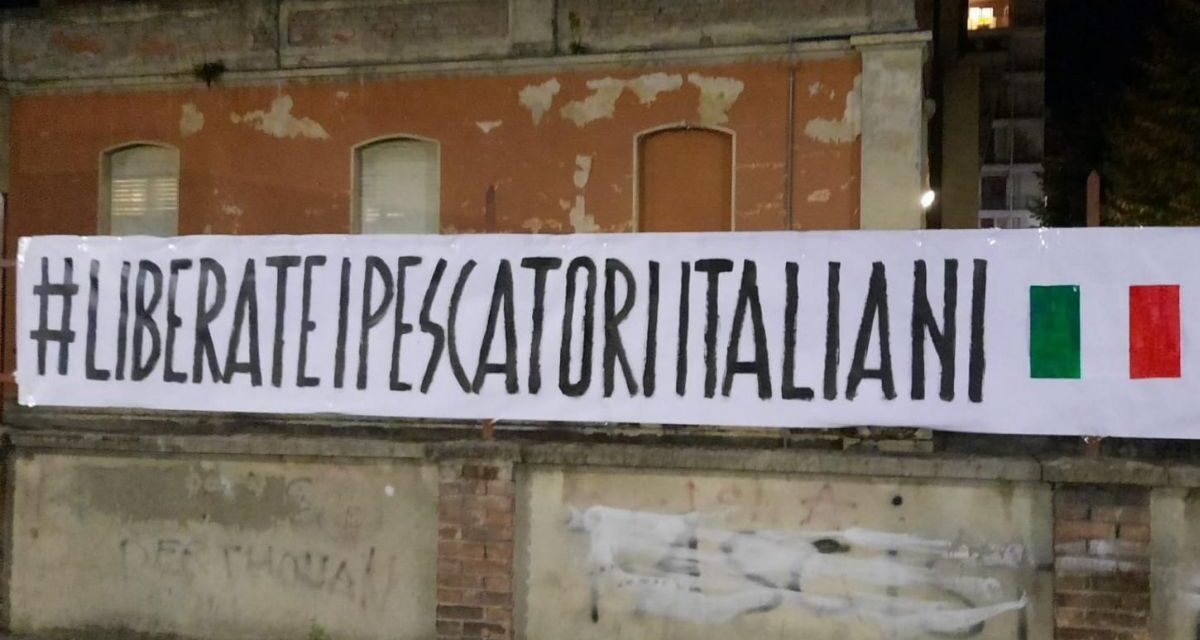 In corso Cavour a Tortona appare questo striscione rivolto alla Libia