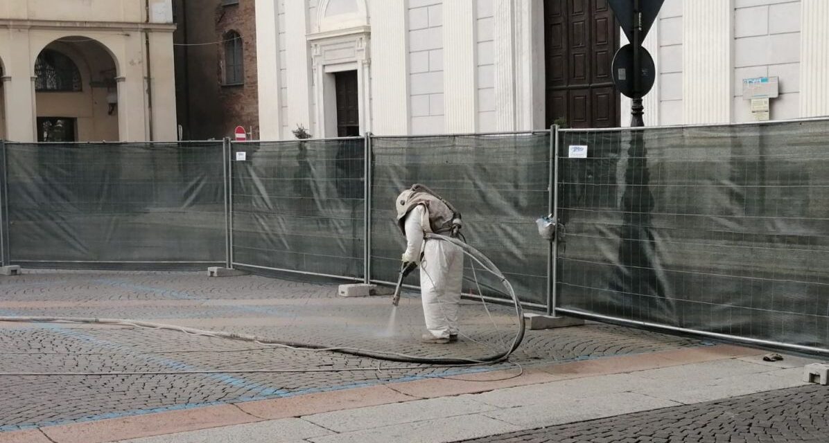 Oggi le auto sono più grandi e così il Comune di Tortona allarga i parcheggi in piazza Duomo