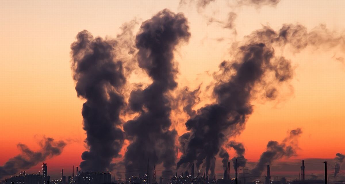 Maxi incendio a Novi Ligure con le fiamme che sfiorano le abitazioni