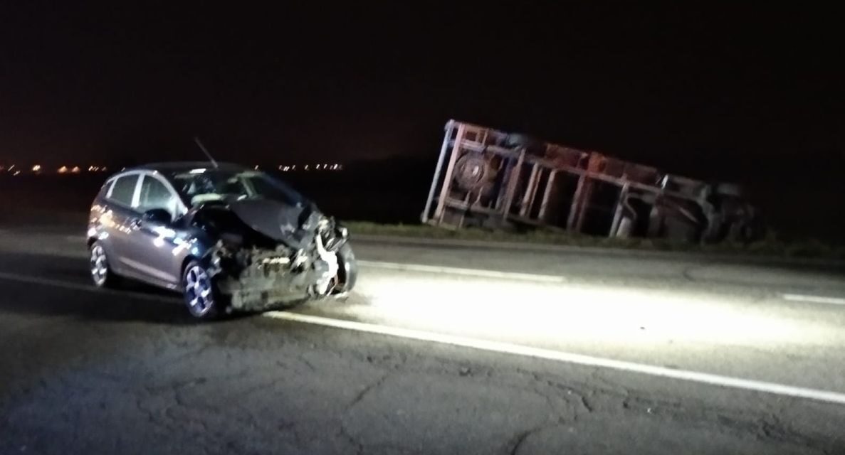 Schianto frontale alla periferia di Tortona fra quest’auto e il camion, traffico in tilt e un ferito