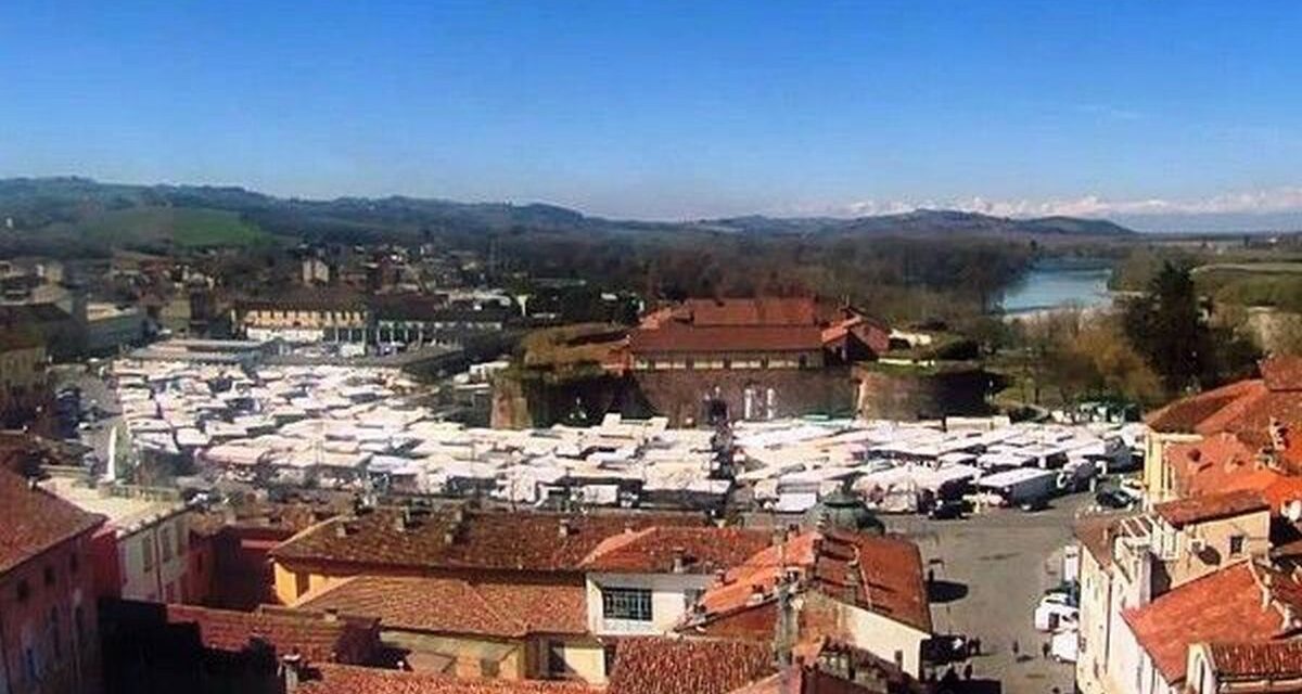 Domani a Casale torna il tradizionale mercato: divieto di sosta su tutta piazza Castello dalle 6 alle 16