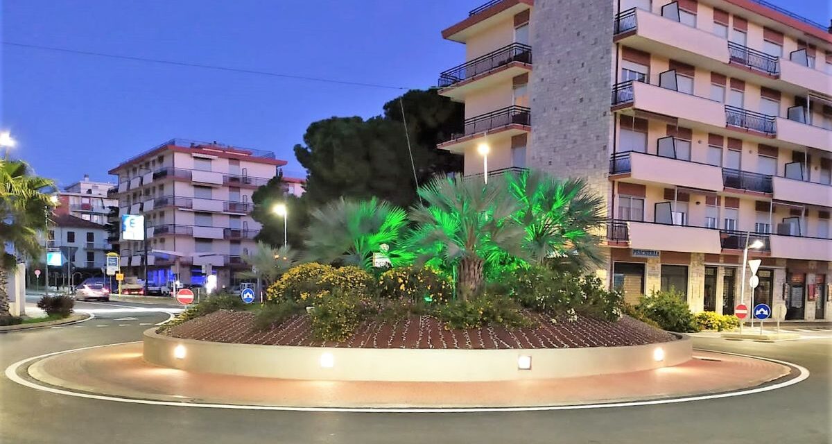 Illuminata di verde la rotonda di San Bartolomeo al Mare