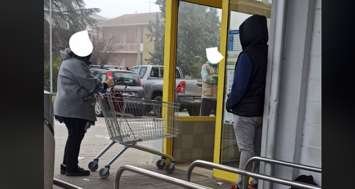 I tortonesi che fanno la spesa devono avere l’autocertificazione ma gli stranieri che continuano a chiedere l’elemosina?