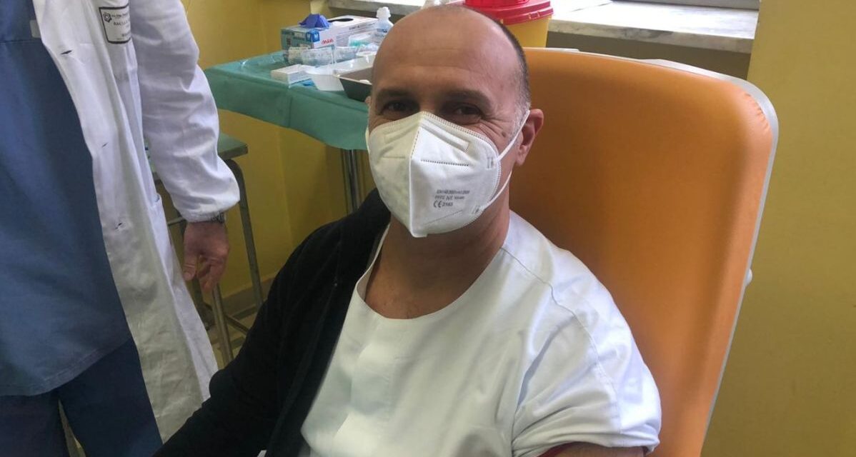 Ad Alessandria 90 persone già state vaccinate contro il Coivid: Maurizio Scialla il primo