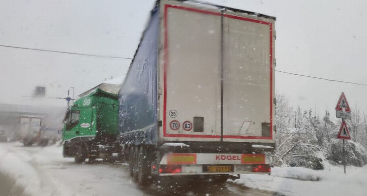 La cronaca di una giornata da incubo per tanti tortonesi a causa della neve. Le immagini