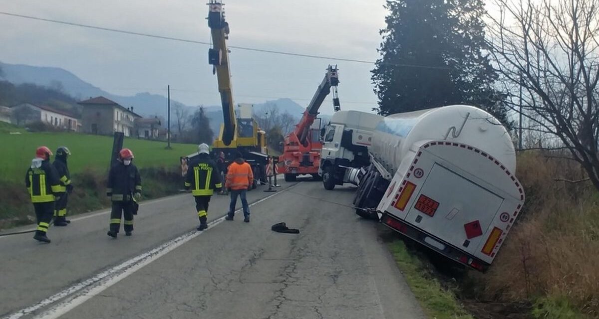 Si rovescia questa cisterna nell’acquese, intervengono i Vigili del fuoco