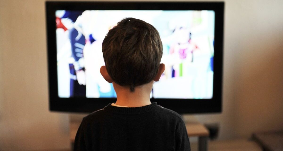 “ASL AL lancia l’allarme schermi: l’uso precoce di TV e tablet mina lo sviluppo dei bambini”