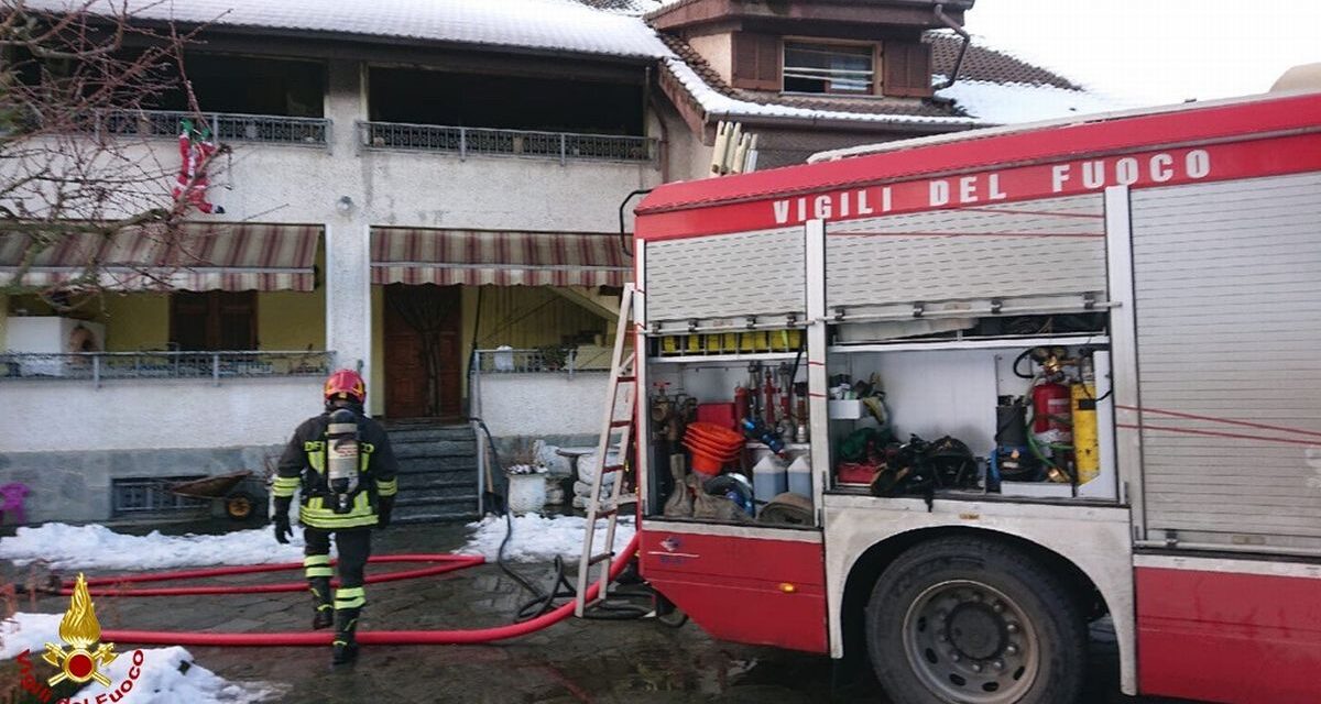 Fiamme in una villa a Basaluzzo, due ore l’intervento dei pompieri