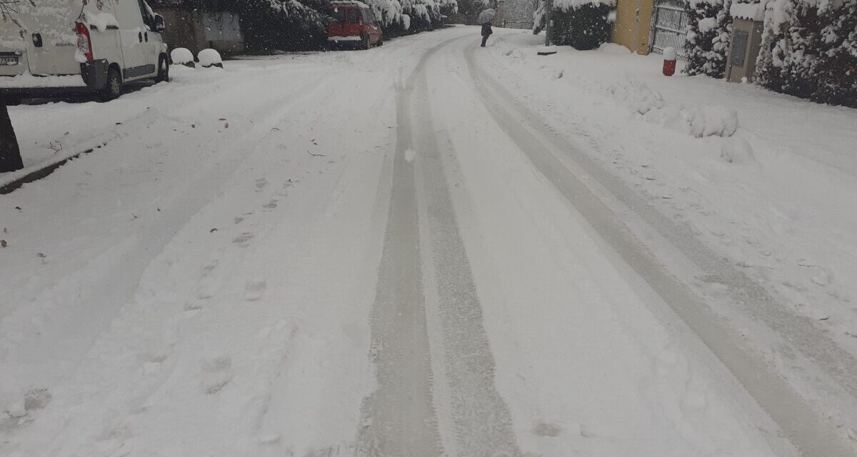 Strada Fornaci a Tortona paralizzata dalla neve! La protesta di un lettore