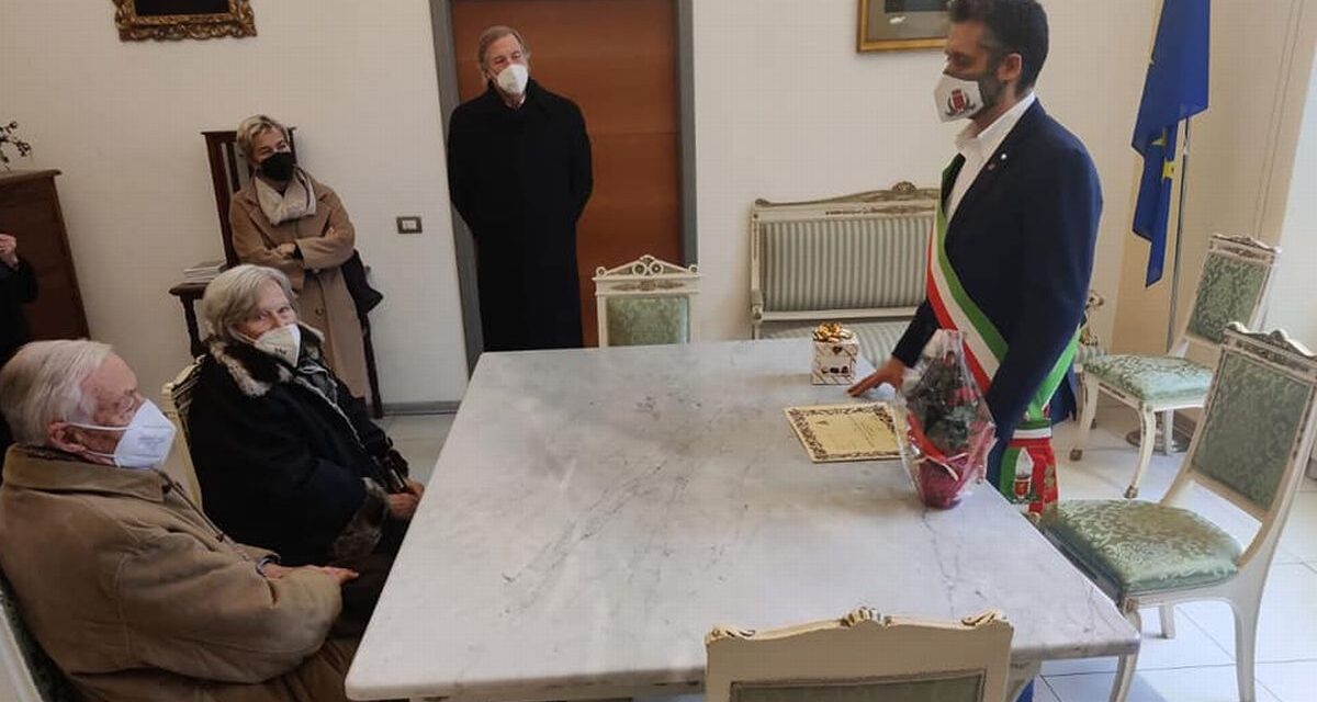 Marito e moglie festeggiano 70 anni di matrimonio, il Sindaco di Tortona li premia