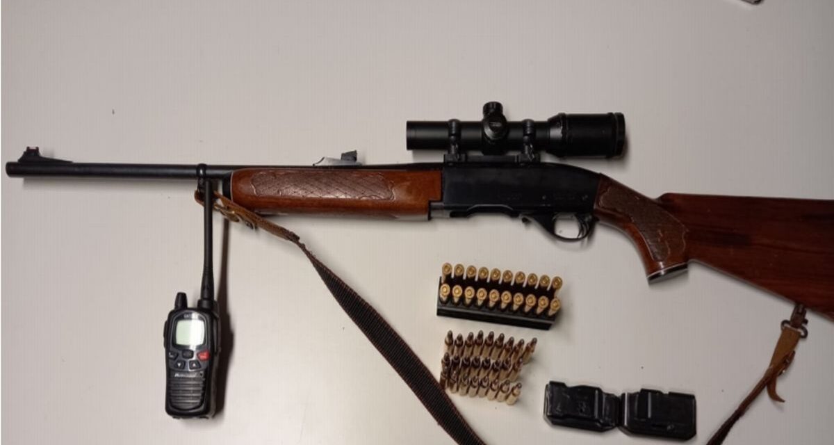 Andava a caccia in provincia di Imperia senza permesso e con questo fucile irregolare e senza porto d’armi