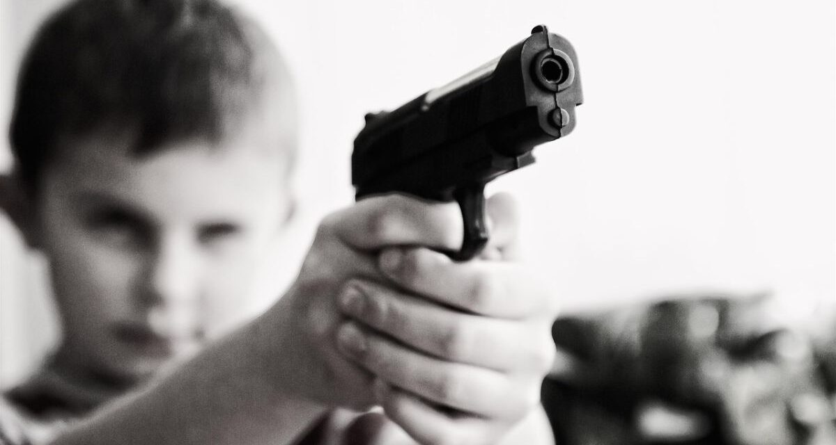 15enni feriti gravi a Sale, nessuna prova di litigi o terze persone coinvolte. Trovata l’arma