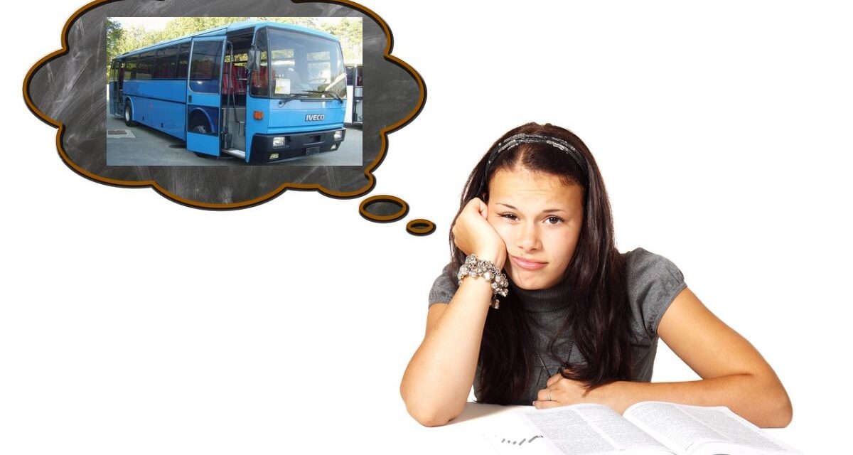 Le difficoltà di una giovane tortonese per tornare a casa da  scuola coi trasporti. La mamma protesta