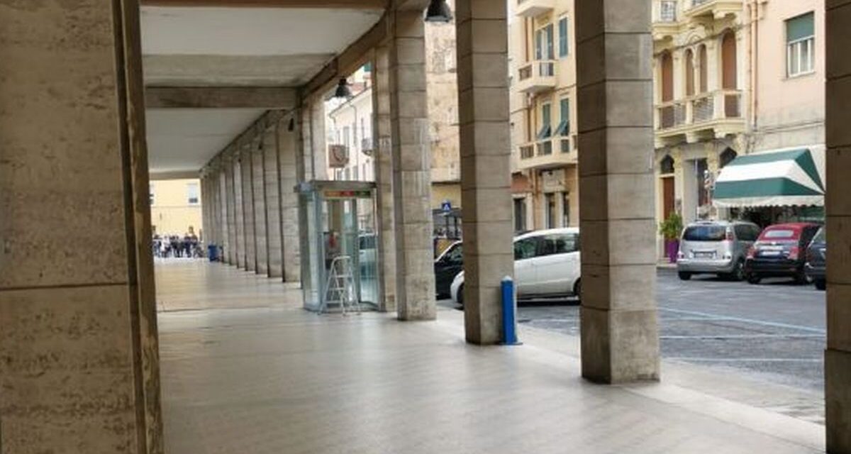 Allarme bomba in questi portici a Imperia: gli artificieri fanno esplodere un pacco sospetto. Le immagini