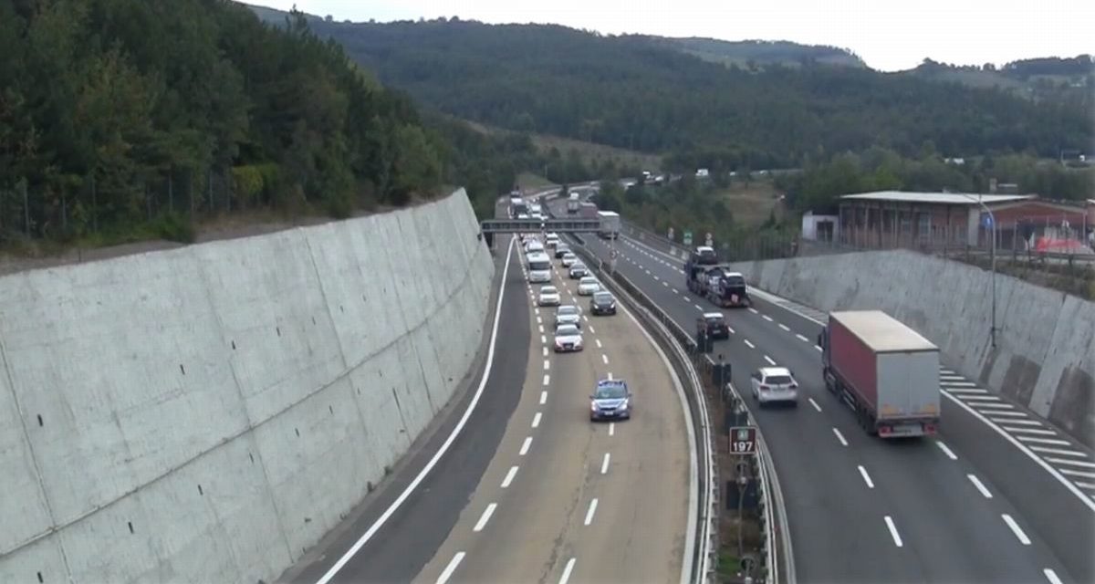 Ovada, in stato confusionale abbandona la macchina al centro dell’autostrada