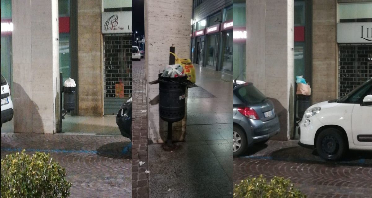 A Tortona, in largo Borgarelli, i cestini dei rifiuti usati come bidoni della spazzatura
