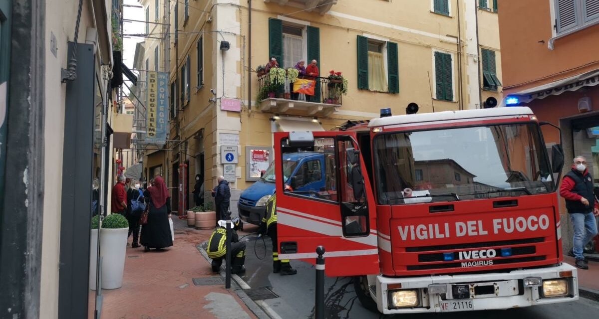 Incendio in un negozio a Imperia. Immagini di Giulia Quaranta Provenzano
