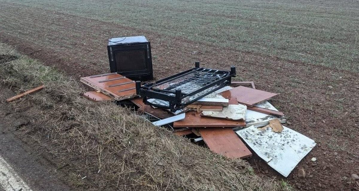 Rifiuti abbandonati a Rivalta Scrivia, quando Il centro raccolta dista circa 4 km. Maleducazione senza confini!