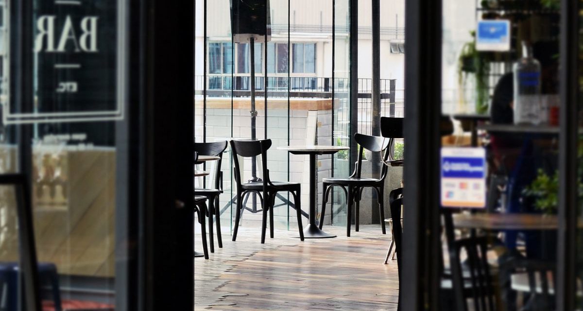 Minorenne con un complice rapina un bar di Sale, preso dai Carabinieri che lo salvano anche dalla reazione della mamma