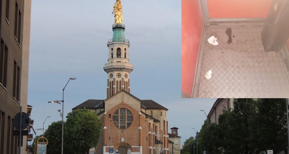 La cabina telefonica a fianco della Madonna della Guardia usata come gabinetto da qualcuno