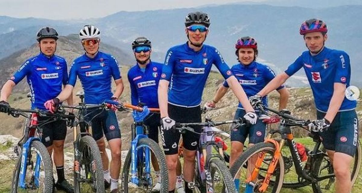 Ciclisti professionisti sui sentieri del Golfo Dianese