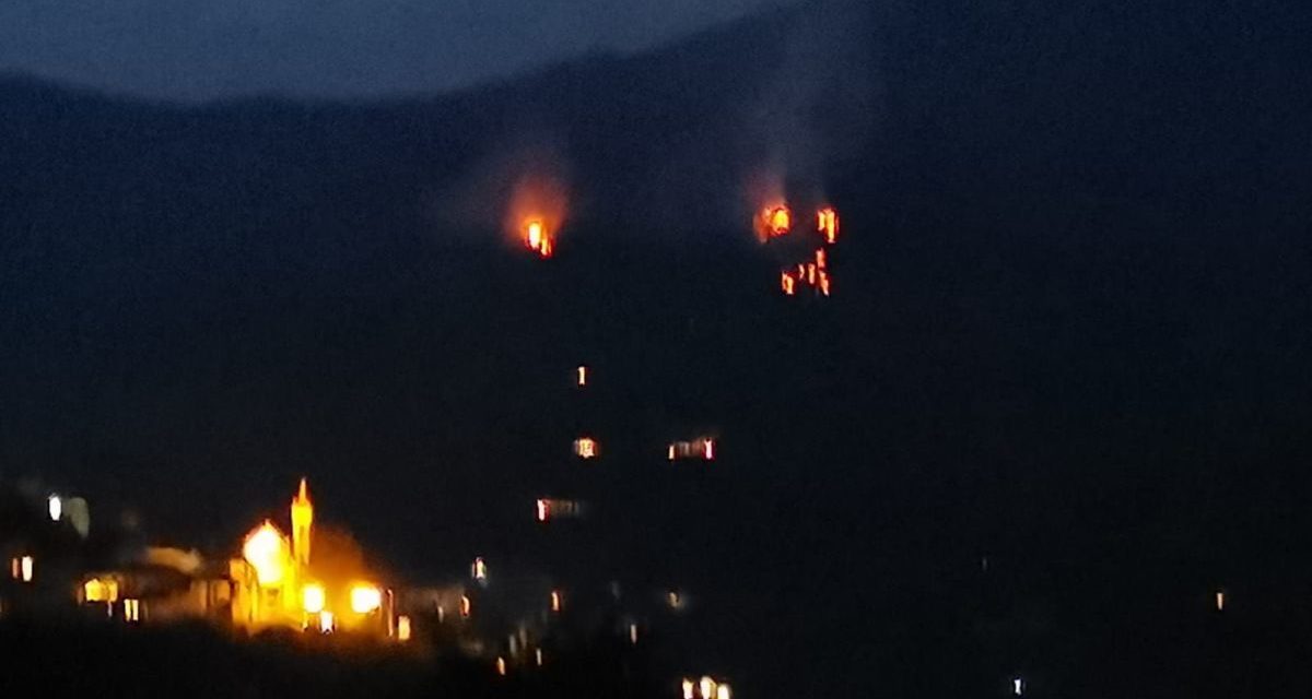 Vasto incendio nel Golfo Dianese: brucia un bosco a Diano Arentino
