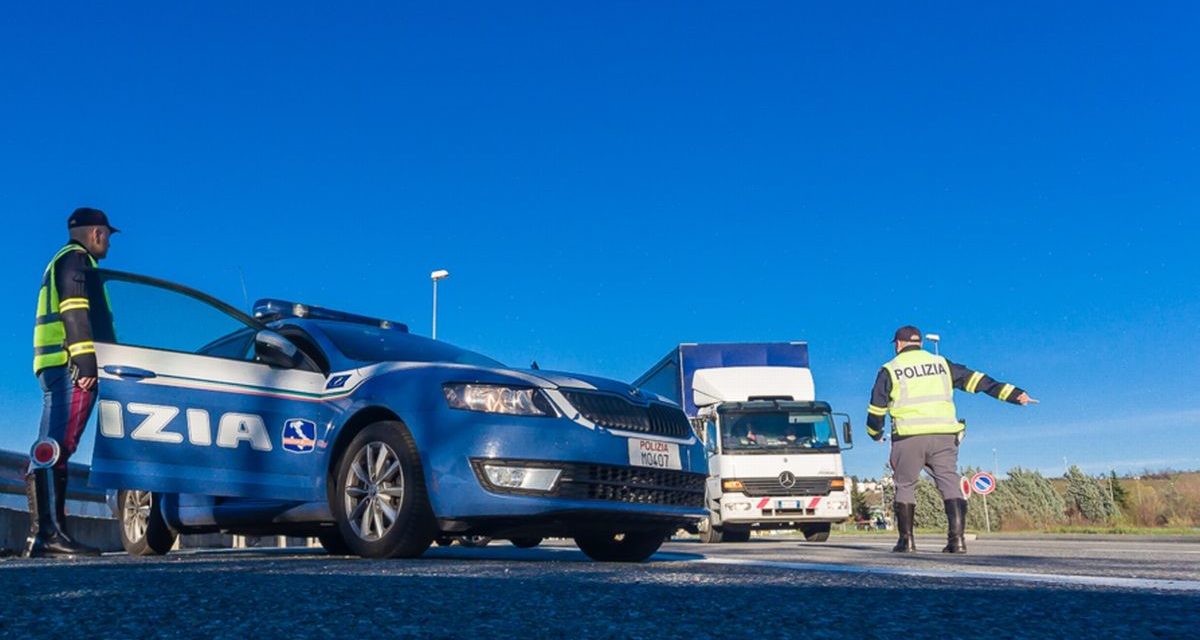Viaggiavano nascosti all’interno di un camion: clandestini identificati dalla Stradale di Ovada