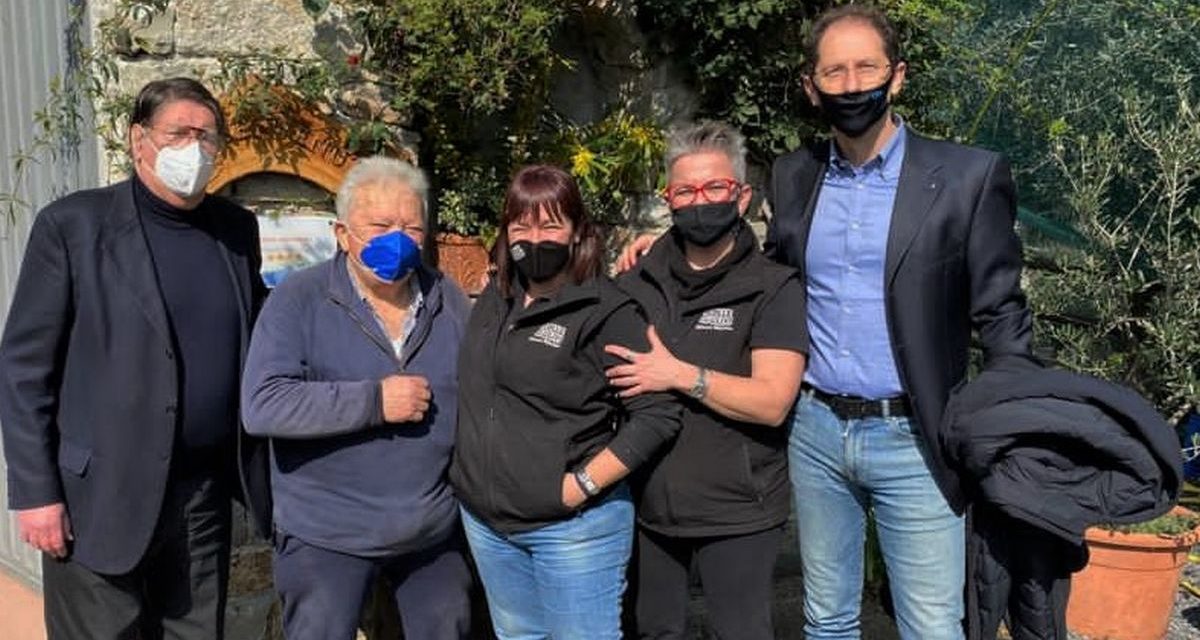 Cristiano Za Garibaldi ieri con Enrico Lupi all’Azienda agricola Il Colle degli Ulivi