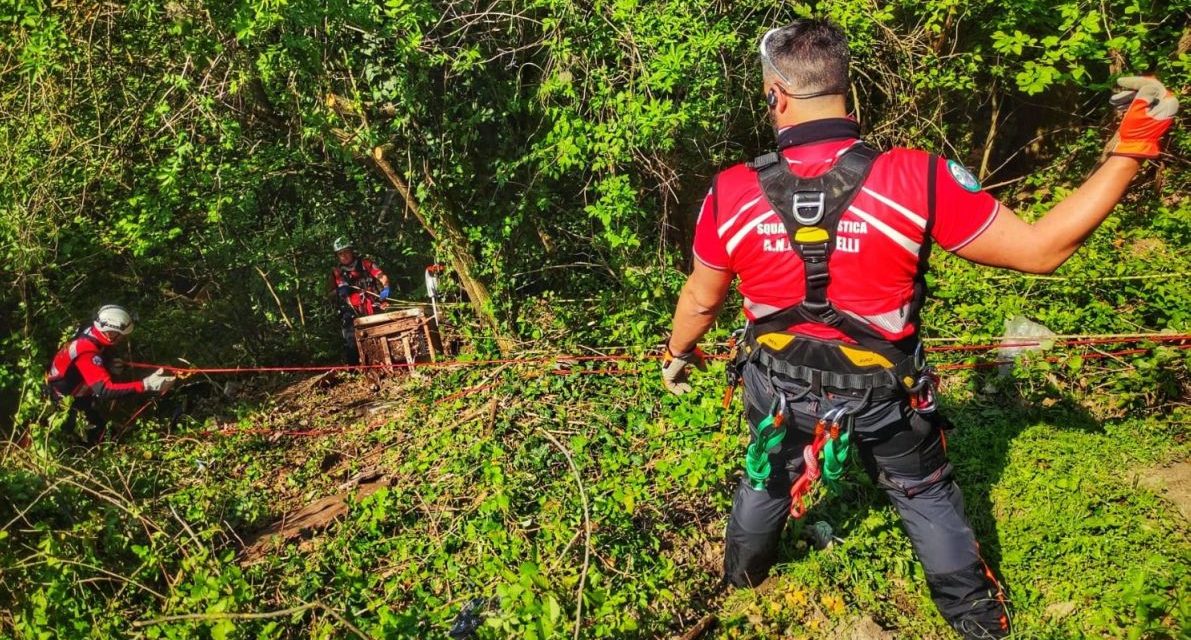 Gli alpini provenienti da ogni dove puliscono una scarpata ad Acqui Terme