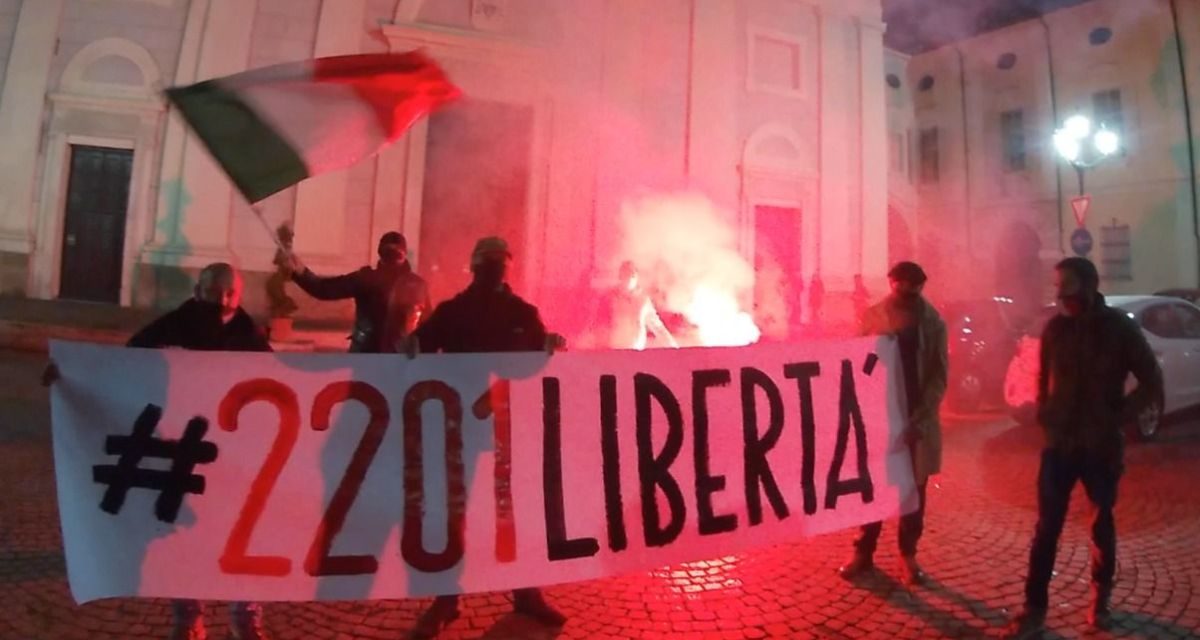 Azione Tortona é contro il coprifuoco ed è scesa in piazza dopo le 22 per protestare