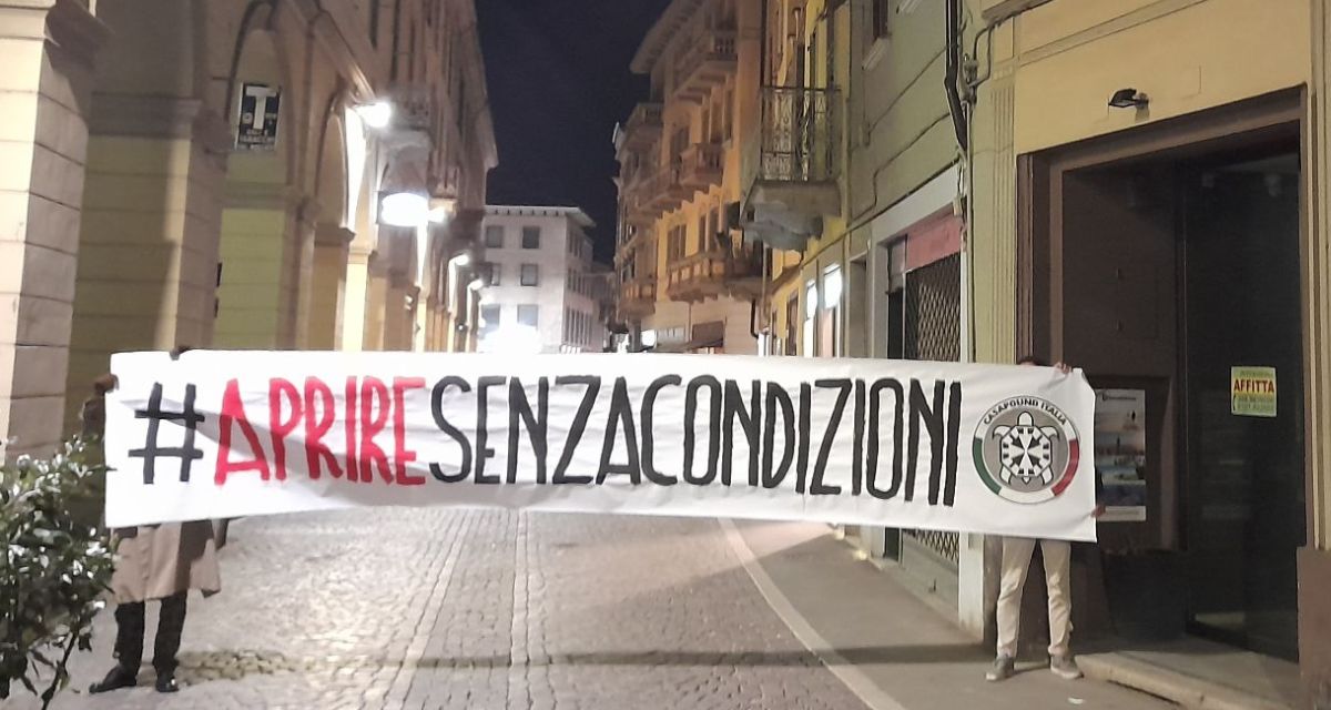 Anche a Tortona i militanti di CasaPound chiedono di riaprire senza condizioni
