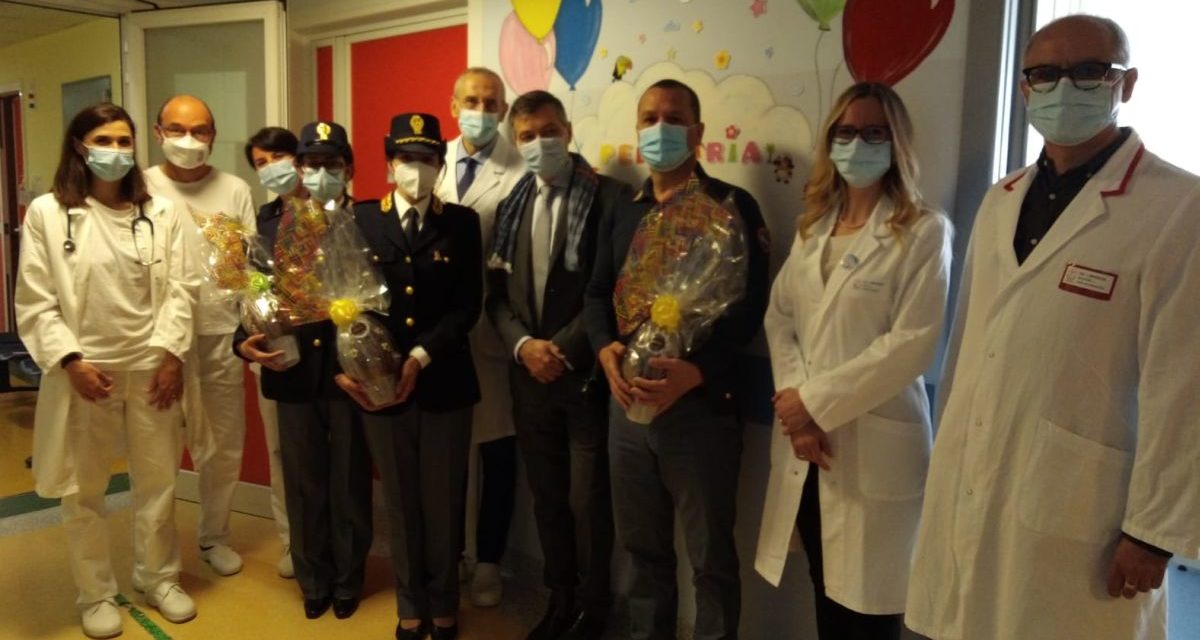 La Polizia di Stato porta gli auguri di Pasqua ai bambini del Reparto Pediatria dell’Ospedale di Imperia