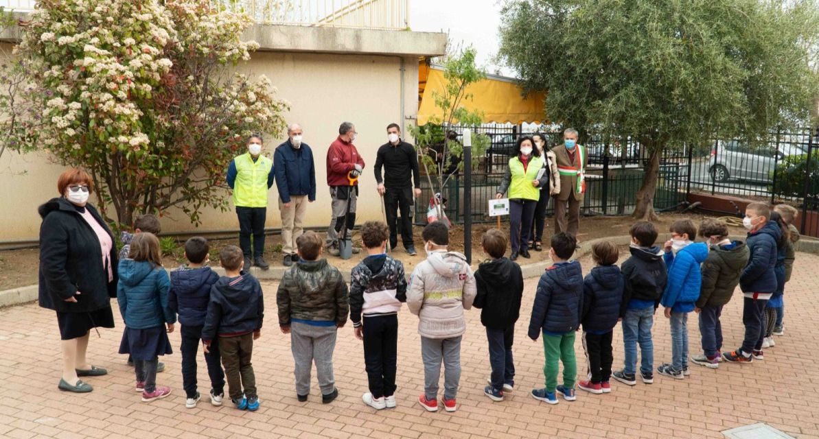“Progetto Linea Green” nel Ponente Ligure, piantati i primi alberi per creare un percorso tra i 10 comuni del comprensorio