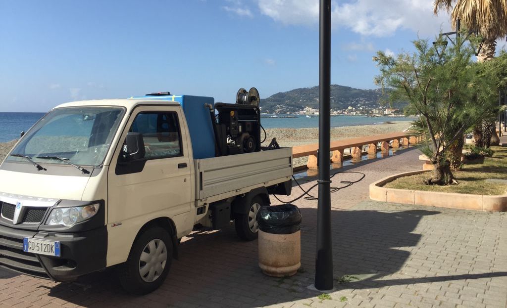 In corso la pulizia del lungomare di San Bartolomeo al Mare