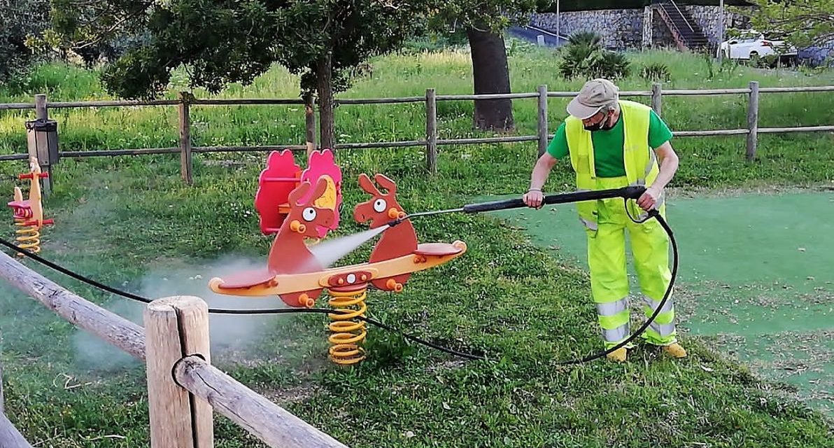 Avviata la sanificazione dei parchi giochi a San Bartolomeo al mare