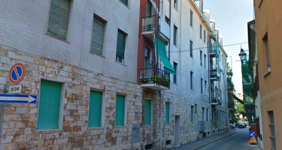 A Tortona un boiler di stacca dal muro e allaga tre piani di questo palazzo