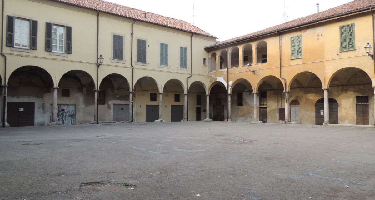 A Tortona italiani spacciano droga a ragazzini di 14 anni in questo cortile in centro