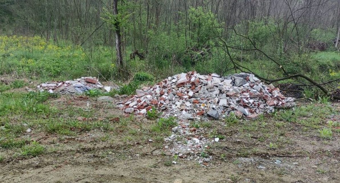 Ha abbandonato questi rifiuti nel novese, preso e multato