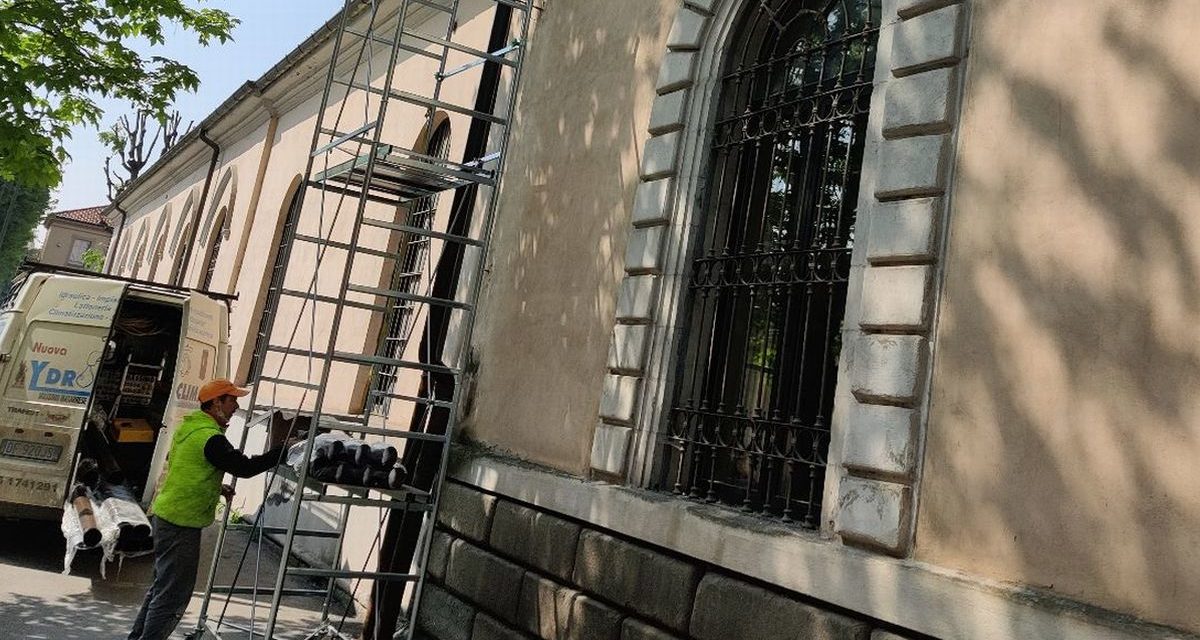 La ditta LLT regala le grondaie alle case popolari da tempo rubate