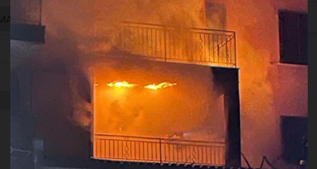 Si incendia questo condominio a Tortona, gravi danni e appartamento inagibile. Le immagini