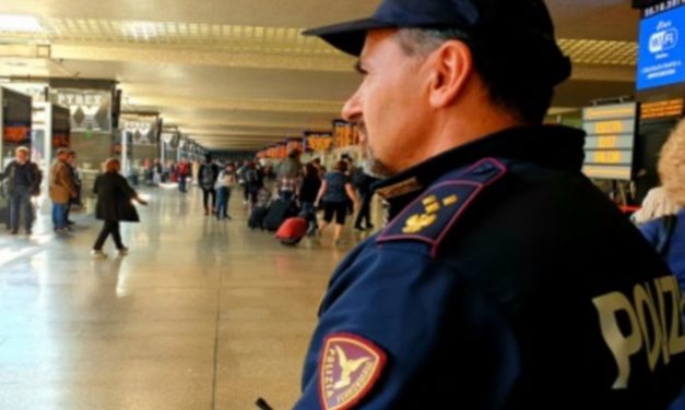 Violenza e stalking alla stazione di Alessandria: soccorsa dai poliziotti, scatta l’arresto