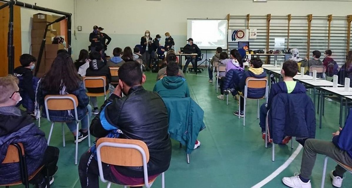 Studenti a lezione di sicurezza con la Polizia di Alessandria