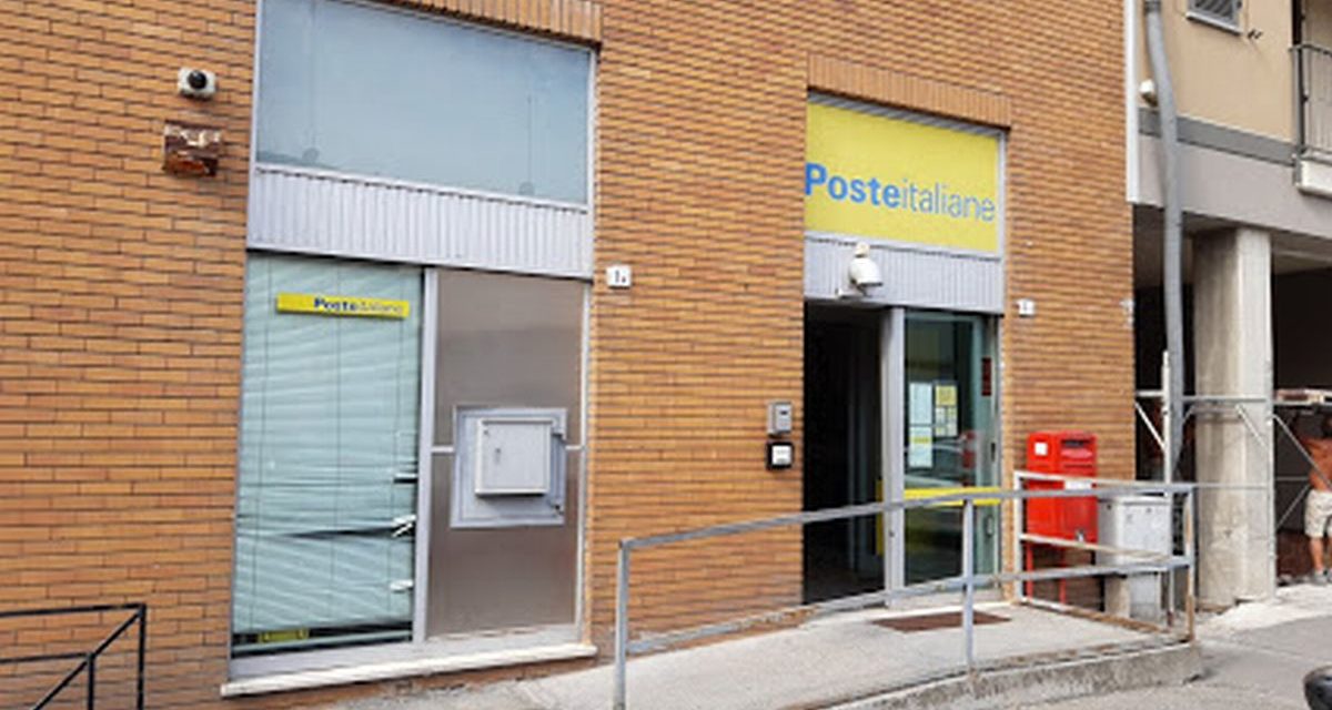 Il Postamat di via Visconti a Tortona utilizzato come latrina? La segnalazione di un lettore