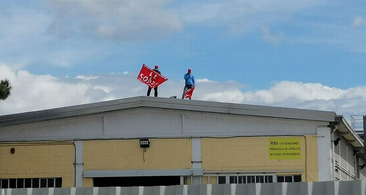 Licenziati dalla “Miliardo Yida” di Pontecurone vanno sul tetto della fabbrica per protesta