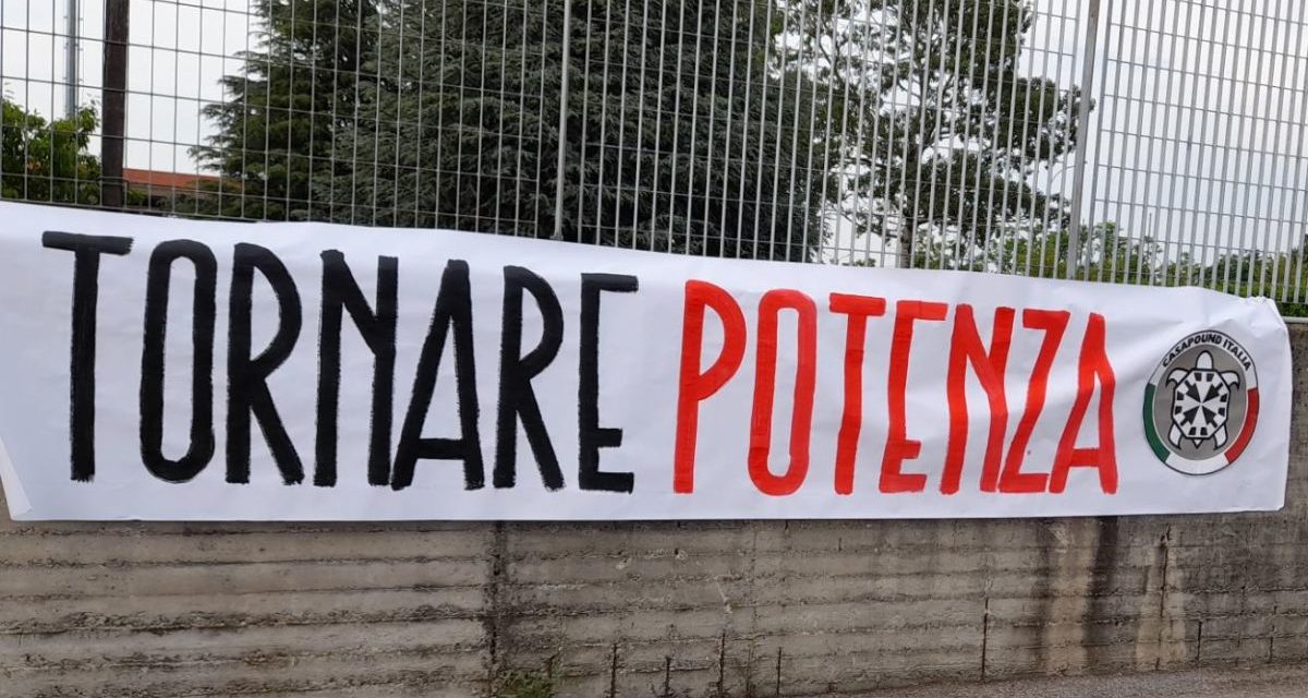 Blitz di CasaPound a Tortona con un manifesto affisso in periferia