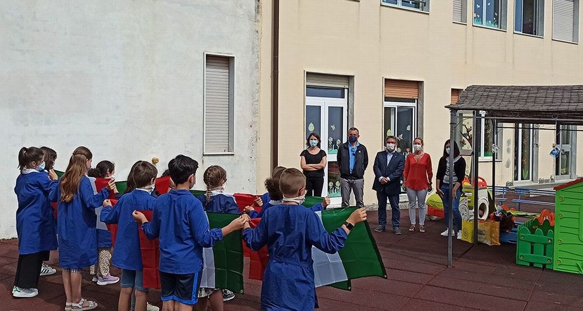 Lions Club Riva S. Stefano, consegnato il Tricolore ai bambini delle elementari di otto comuni