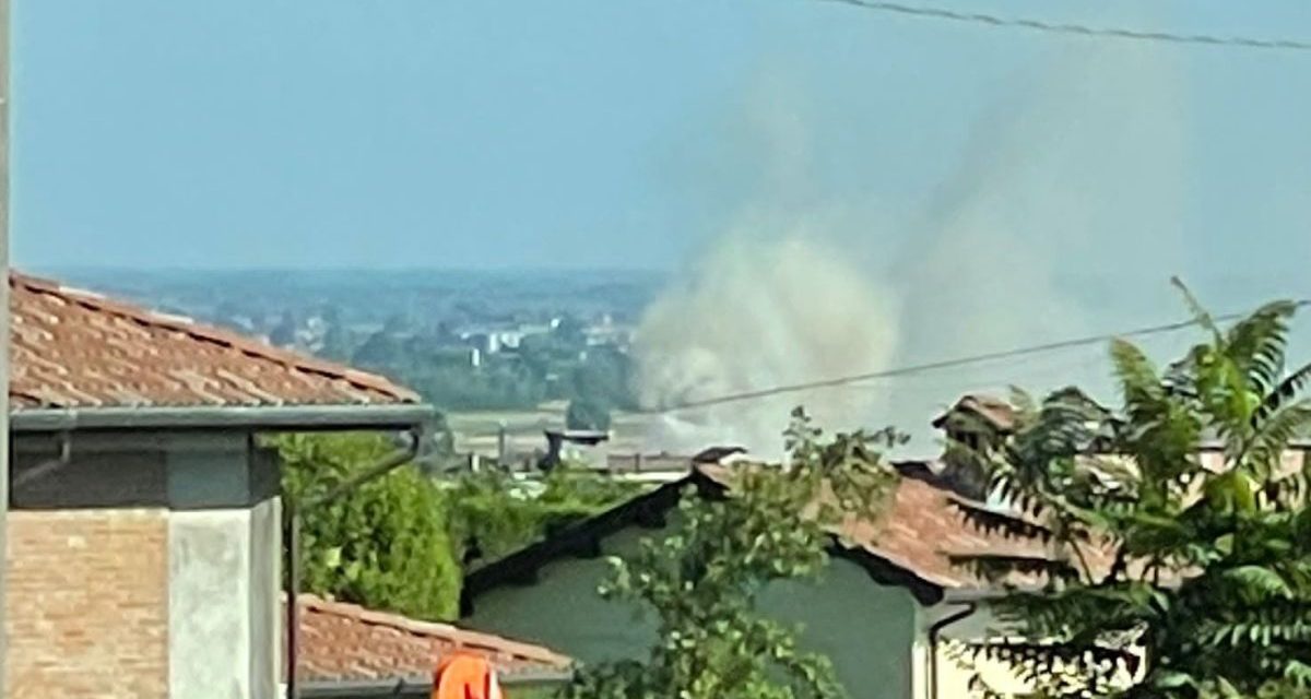 Quattro ore di intervento dei pompieri di Tortona per un incendio al Deposito Rifiuti