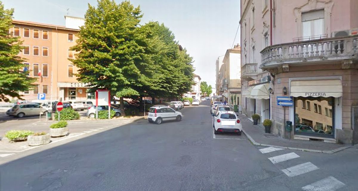 Tortona, perde il controllo dell’auto in piazza Erbe si schianta sul gazebo