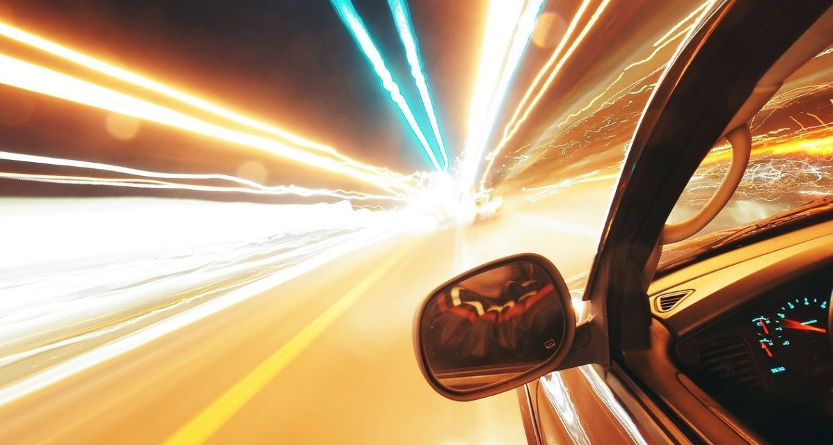 A Tortona una strada trasformata in pista di formula Uno da un’auto a folle velocità che sfiora la gente