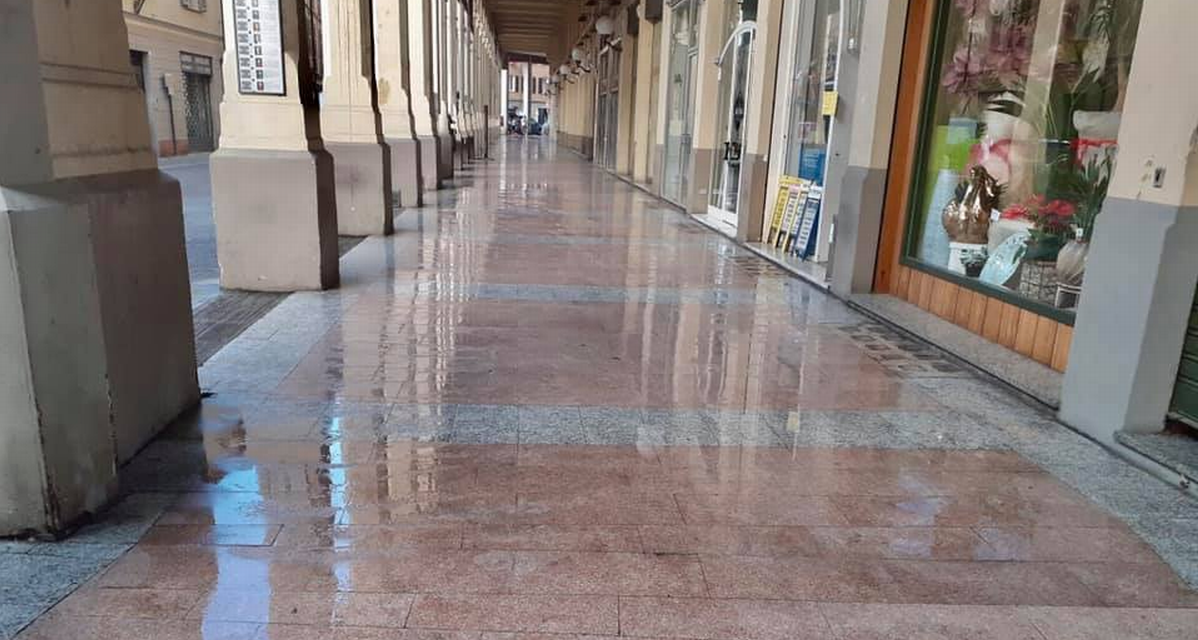La sontuosa pulizia dei portici di Tortona ottiene il consenso dei lettori